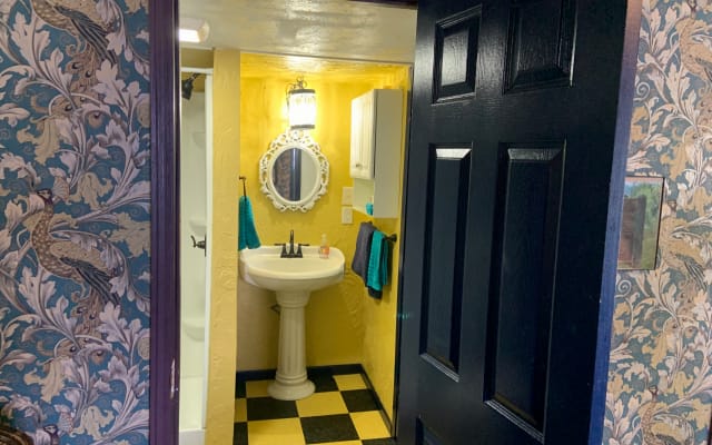 Mike's listing on misterb&b - Newly renovated bathroom