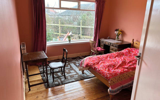 Quarto duplo encantador numa boa zona com fácil acesso à cidade.