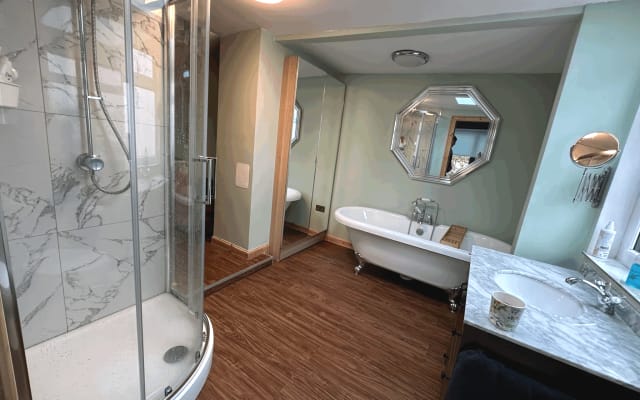 Quarto duplo encantador numa boa zona com fácil acesso à cidade.