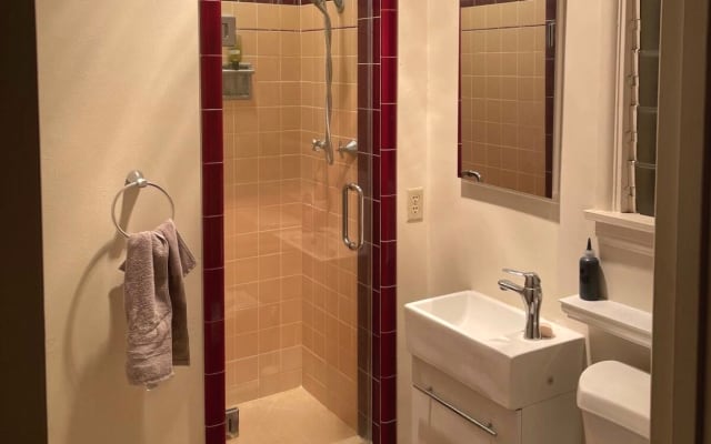 Private bedroom with en suite, only blocks from downtown Palm Springs