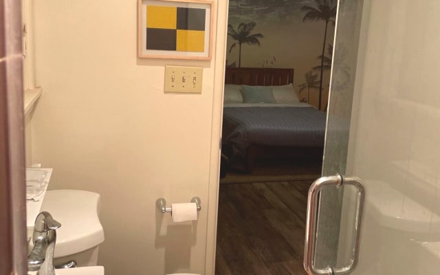 Private bedroom with en suite, only blocks from downtown Palm Springs
