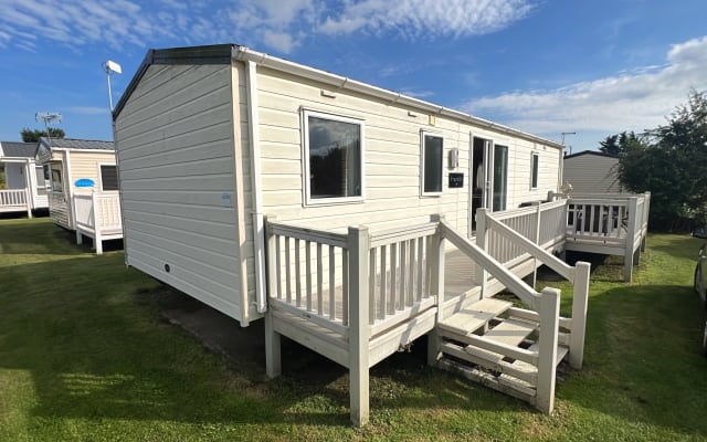 3 Bedroom, 8 Berth, Dog Friendly, Caravan Holiday Home. Burgh Castle