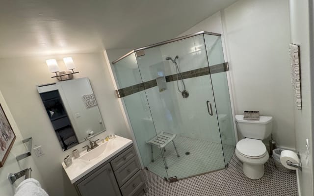 Private detached guest house in the heart of Los Angeles