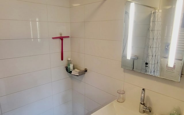 Central and Sunny Room with private bath, rear building - Picture 16