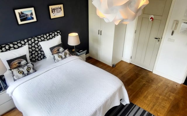 Vista al canal y baño privado, ciudad