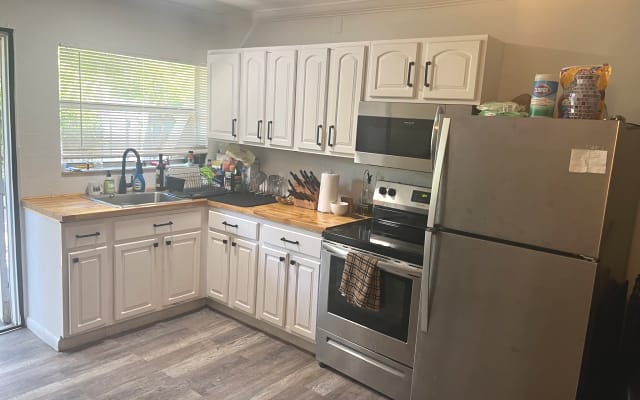 Enjoy my cozy apartment with private yard, minutes from gay nightlife