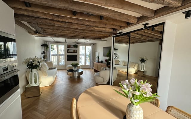 Bright apartment in the heart of the Marais, Pompidou view