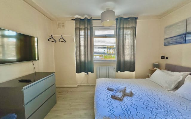 Lovely large double room15 min from Central