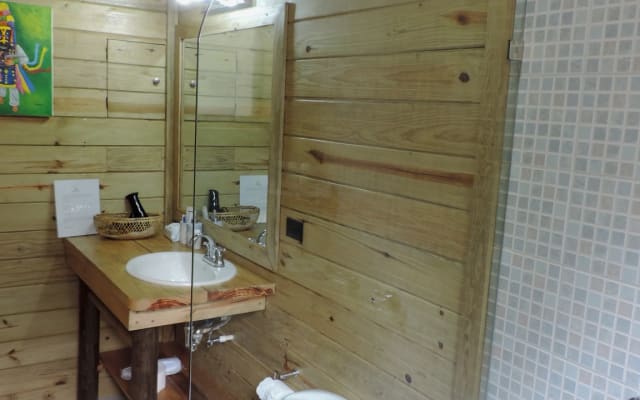 Cabane en rondins dans un parc naturel paradisiaque