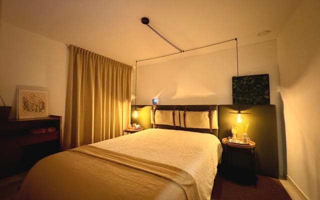 Cozy room in typical historic Lisbon building - Bica district