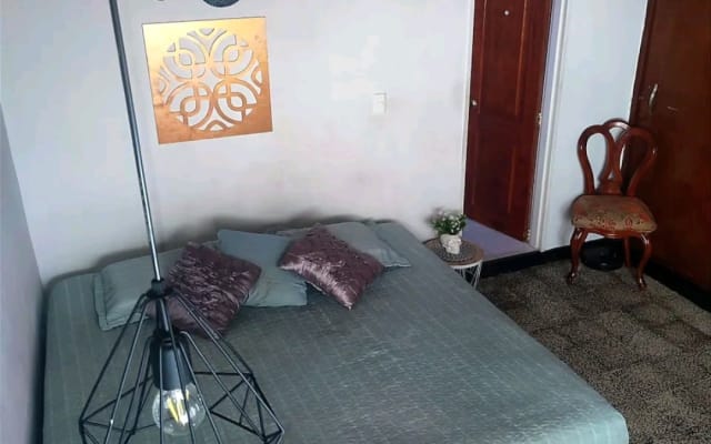 Amplia habitación cama king baño privado sector bueno bonito y central