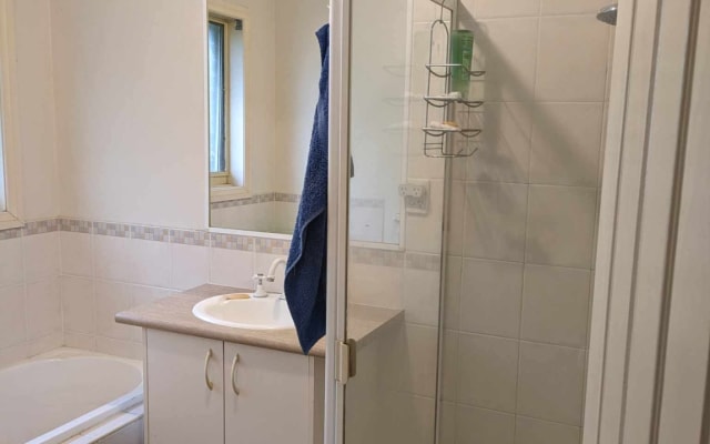 Habitación con cama doble y baño privado en Melbourne suburbios del...