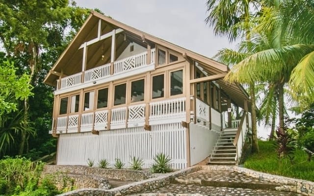 Casa de praia moderna disponível em Roatan. Entre West End e West Bay.