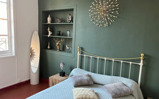 Quarto sossegado no centro da cidade, num apartamento antigo e...