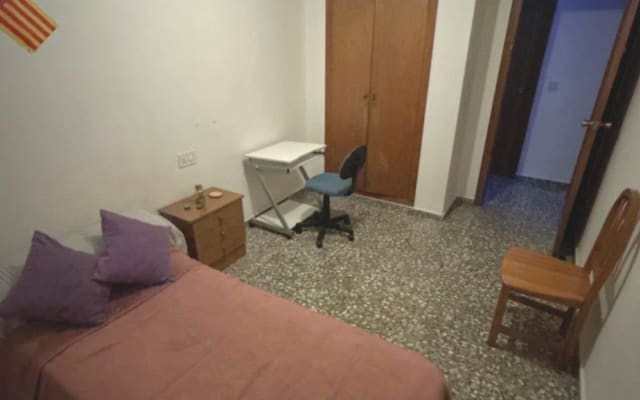 Quiet central apartment close to train station and bus station