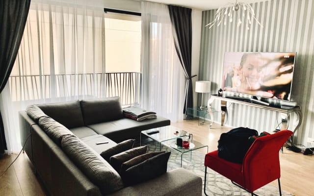 Spaziosa camera da letto di lusso in un appartamento moderno