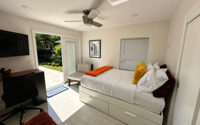 POOLSIDE MANOR Abbigliamento facoltativo POOLSIDE ROOM