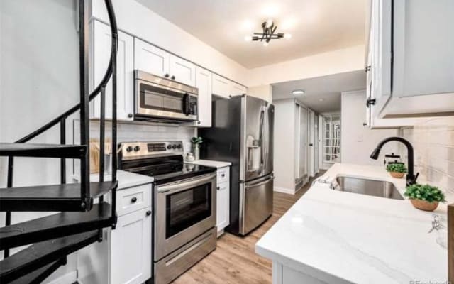 Wade's listing on misterb&b - Kitchen area. 