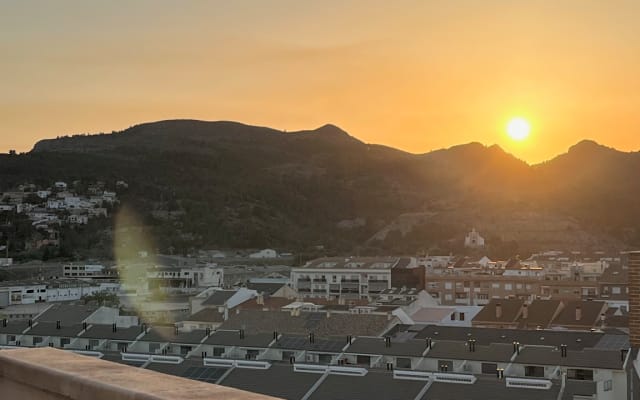 Simeóns Inserat auf misterb&b - Vistas a la montaña desde la terraza por la tarde.