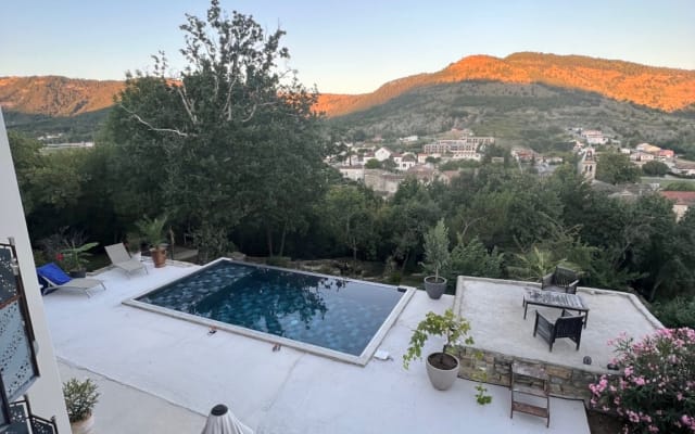Camera privata in casa con piscina.