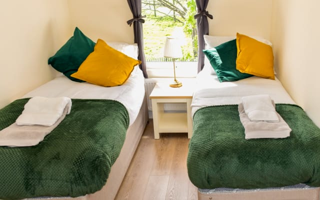 Modern, Newly renovated 2 bed flat - Close to 3x Underground stations