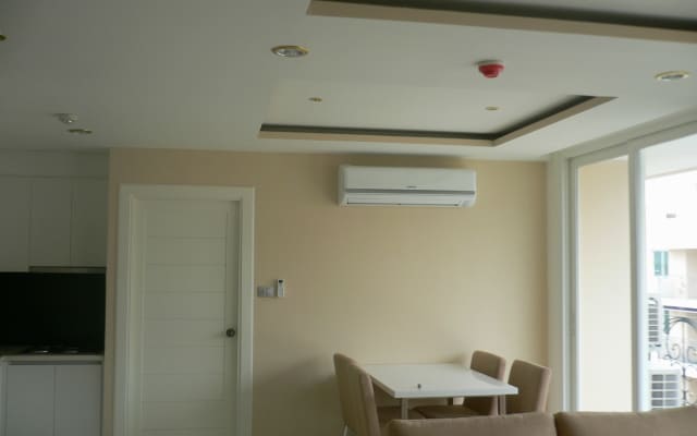 Nice 70m2 apartment at top floor corner. Close to the sea, Dongtan gay