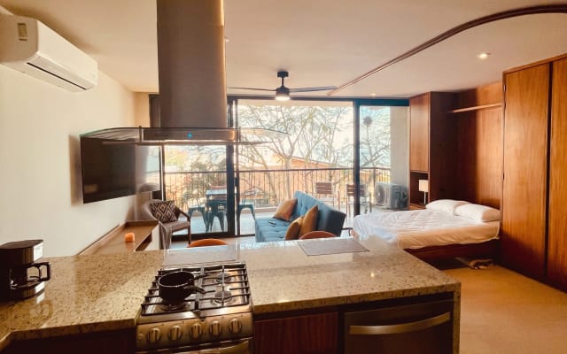 XL Full Studio Above Romantic Zone w / Rooftop Infinity Pool + Gym!!