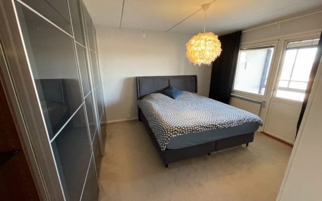 Une belle chambre dans un appartement confortable
