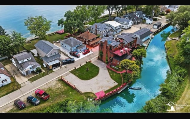 Mike's listing on misterb&b - Canal in the backyard leads to Lake Erie. Great fishing in the canal in your backyard