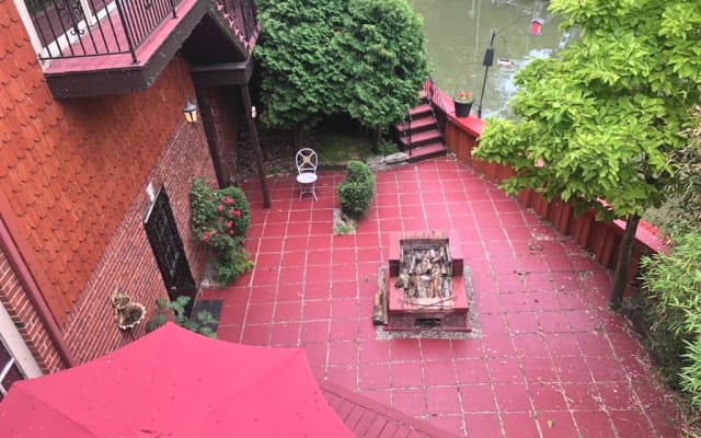 Mike's listing on misterb&b - Private backyard with firepit