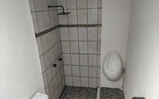 quarto com casa de banho privativa e ar condicionado, no terceiro...