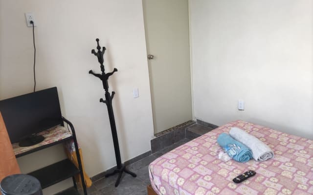 quarto com casa de banho privativa e ar condicionado, no terceiro...