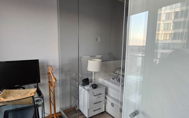 Quarto num apartamento elegante com vista e sauna.