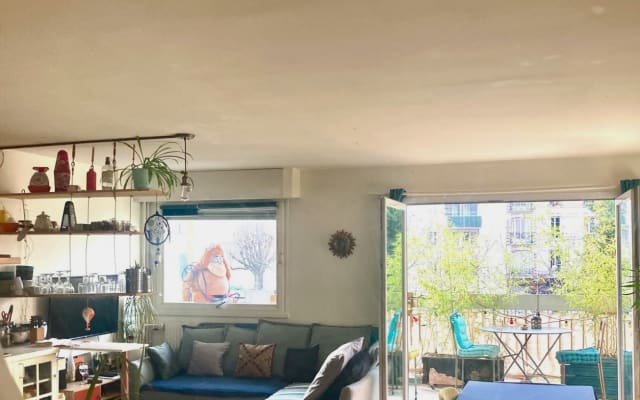Hübsche Wohnung mit durchgehendem Balkon.