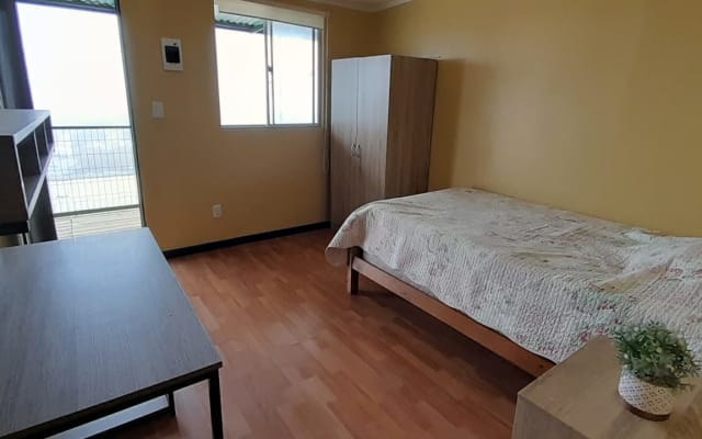 Agradable pieza amoblada con baño privado y una hermosa vista