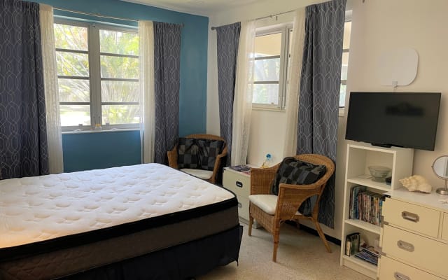 Mike's listing on misterb&b - Brand new mattresses in both bedrooms as of May-June 2024. This is the Yacht Bedroom