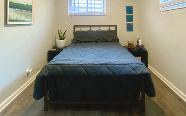 Michaels Inserat auf misterb&b - Double bed with nightstands.