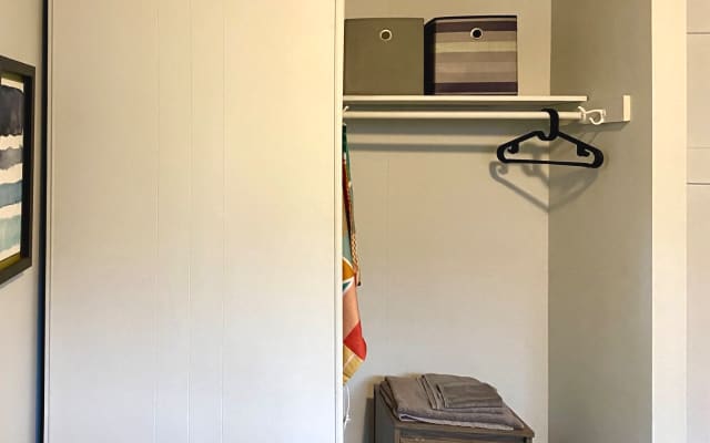 Michaels Inserat auf misterb&b - Plenty of closet space. 
