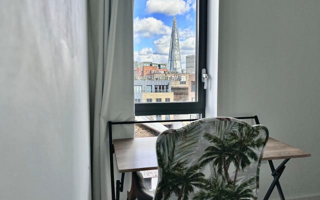 Lux London-zone 1 private double bedroom with iconic views