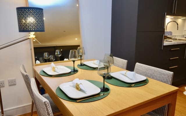 Lux London-zone 1 private double bedroom with iconic views