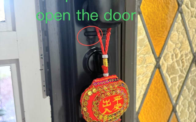 Anuncio de Jackie en misterb&b - When you are ready to go out, just find the small OPEN button under the big handle and press it, the door will be open. Then press the other lower handle it will open. Just close the door and it will be locked automatically. 