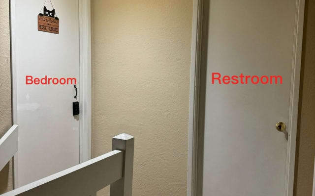 Anuncio de Jackie en misterb&b - Just go upstairs and the bedroom is at the left, the shared restroom is at right hand. 