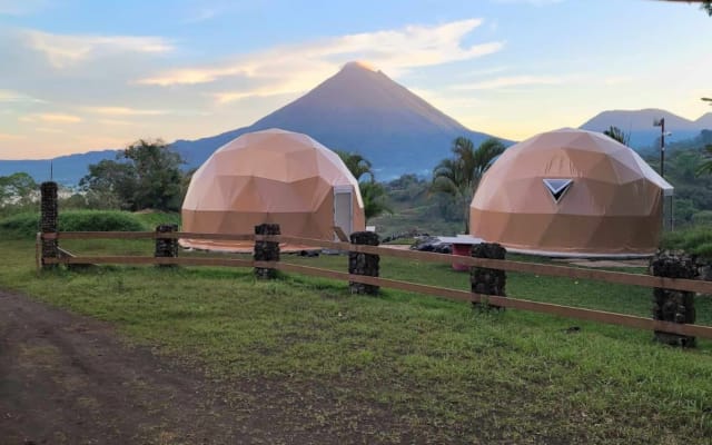 Visite-nos para uma experiência única de glamping na zona de Arenal!