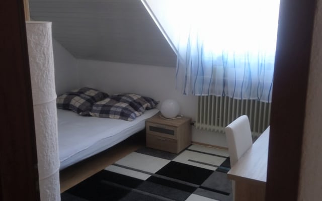 Quarto (12m2) no meu apartamento na bela zona oeste de Estugarda