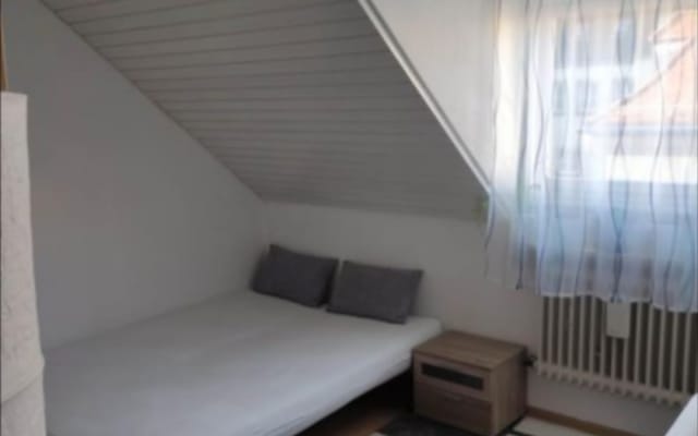 Quarto (12m2) no meu apartamento na bela zona oeste de Estugarda