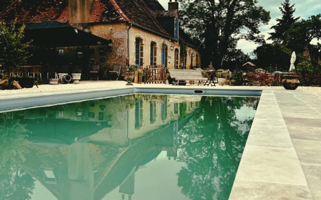 Habitación de huéspedes 'Le Curé' en un antiguo presbiterio con piscina.