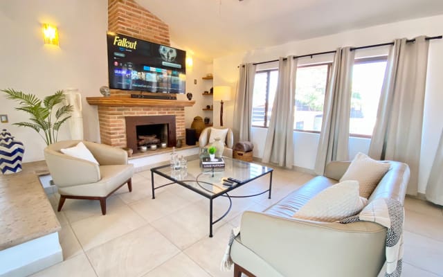 1 Bedroom King Suite -Full Reno - Best Location-Walking to everything