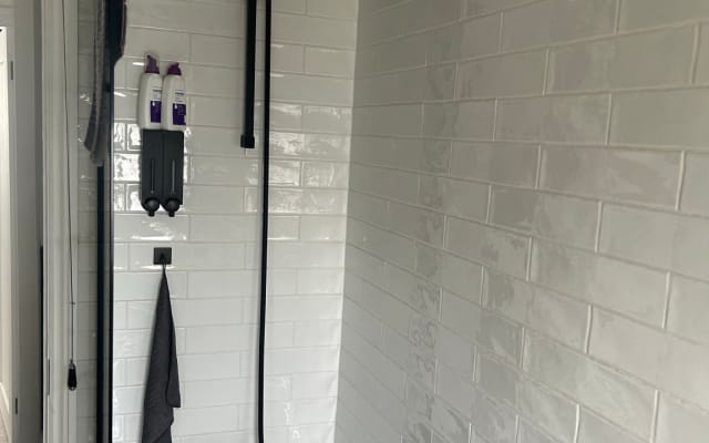 room in 2 bed apartment  25 train journey to central