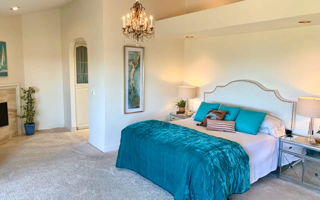 Grand Suite in Treehouse ~ Hot Tub ~ Garden Oasis