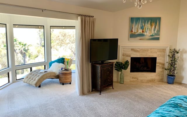 Grand Suite in Treehouse ~ Hot Tub ~ Garden Oasis